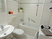 Bad mit Badewanne inkl. Duschmöglichkeit, WC, WM und Waschbecken