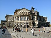 Der belebte Theaterplatz in Dresden mit der Semperoper