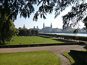Blick vom Garten des Japanischen Palais im Barockviertel auf die Historischen Altstadt Dresden