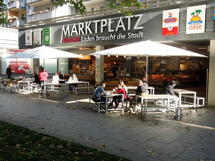 Spazieren und einkaufen auf der Hauptstraße im Dresdner Barockviertel