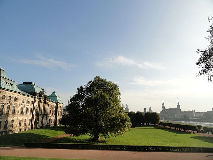 Palaisgarten des Japanischen Palais mit Blick auf die Historische Altstadt