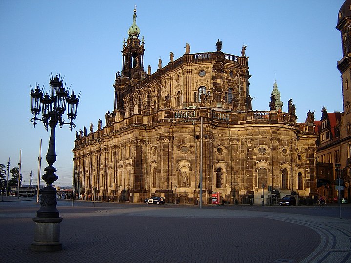 Die Katholische Hofkirche am Theaterplatz Dresden