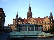 Blick vom Dresdner Zwinger auf das Residenzschloss mit Hausmannsturm