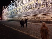 Der Fürstenzug in Dresden - auf 102 Metern mit etwa 25.000 Porzellan-Fliesen